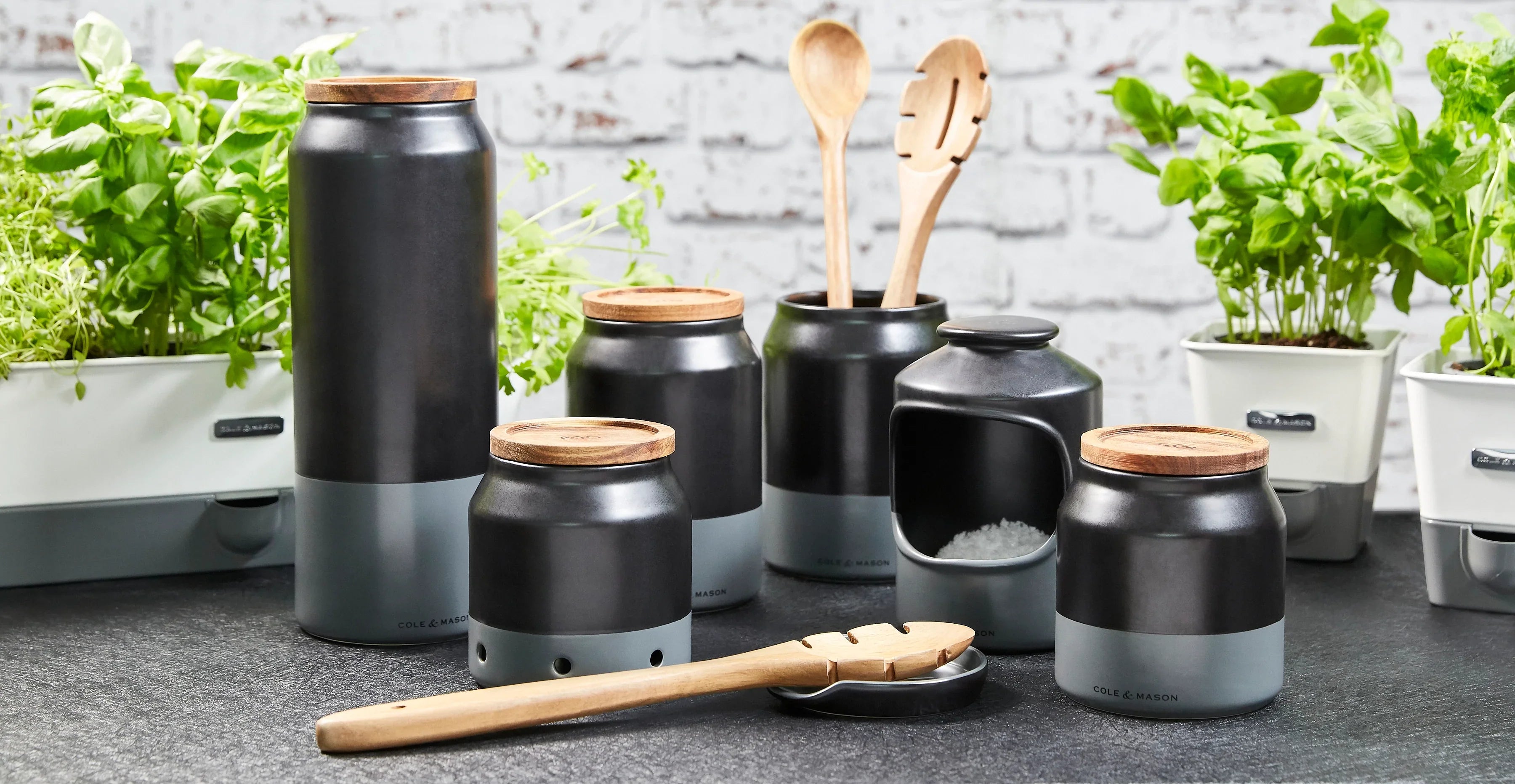 What is the difference between stoneware and ceramics?